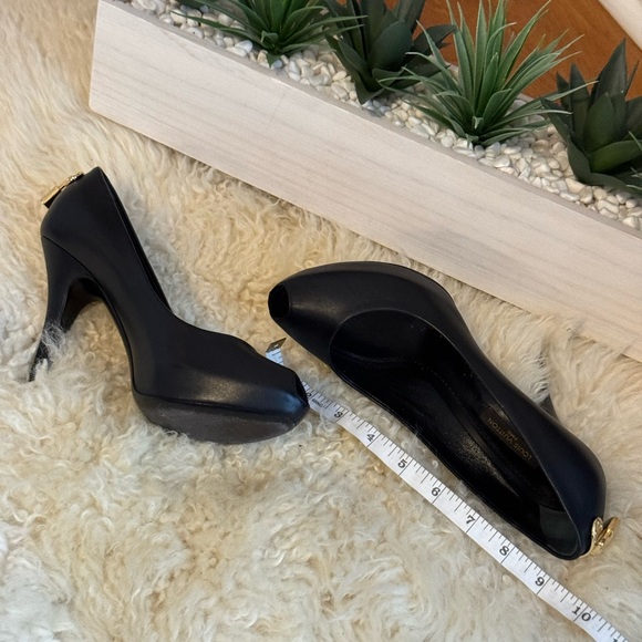 AUTHENTIC Luis Vuitton pumps - Picture 5 of 10